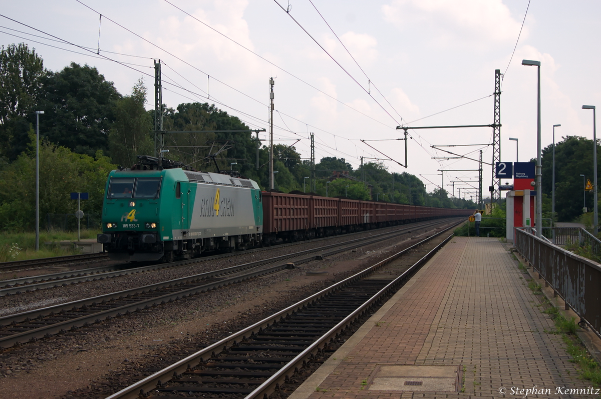 185 533-7 Captrain Deutschland GmbH für ITL - Eisenbahngesellschaft mbH mit einem Braunkohle Pendelzug, bei der Durchfahrt in Niederndodeleben. Diese Braunkohle war für das Braunkohlekraftwerk Buschhaus in Helmstedter Braunkohlerevier bestimmt gewesen. 08.08.2014