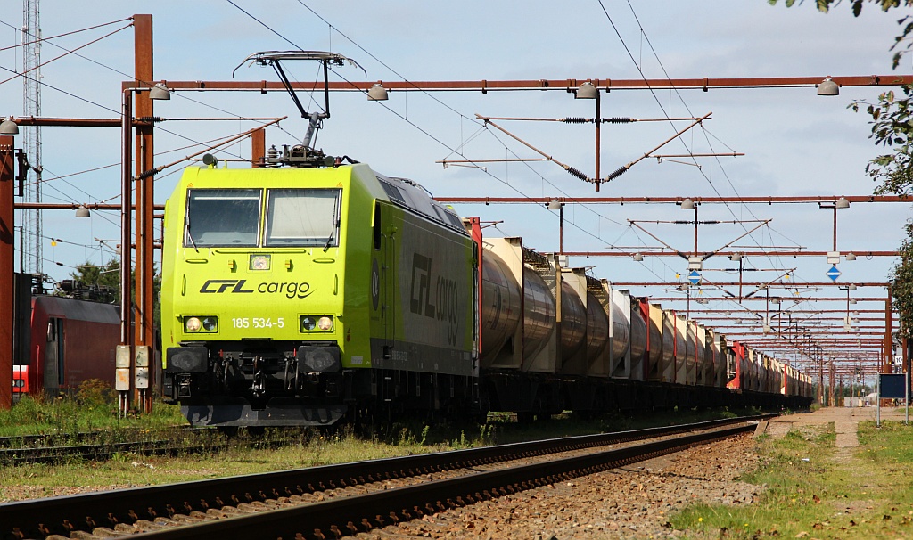 185 534-5 der CFL Cargo wartet mit ihrem Zementzug im Gbf Padborg auf  Grün  um dann Richtung Eichenberg abzufahren. 31.08.2012