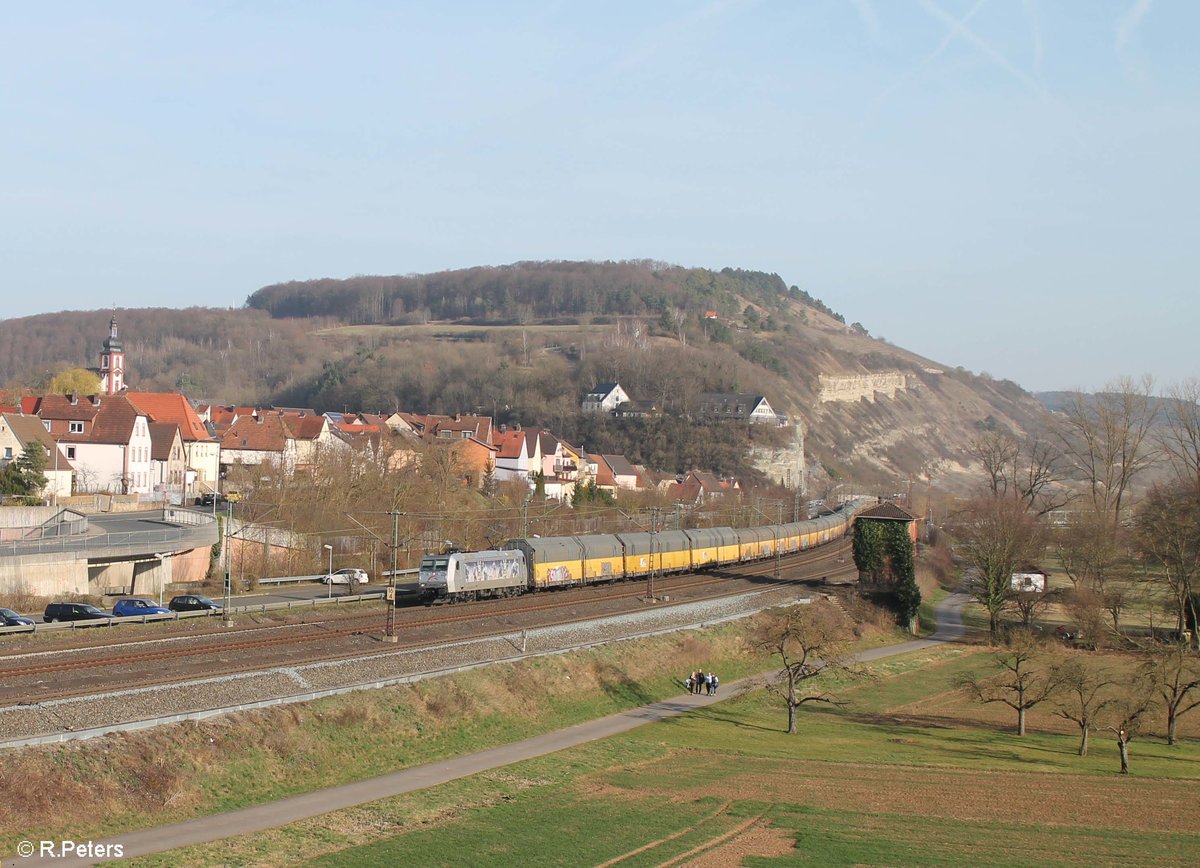 185 540-2 zieht ein BMW ARS Altmann Autotransportzug durch Retzbach-Zellingen. 16.03.17