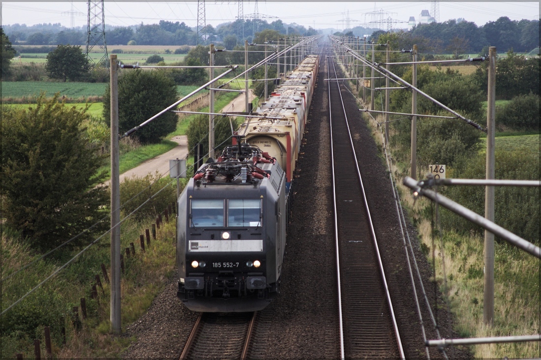 185 552 mit Zementzug in Richtung Süden am 05.09.14 in Luerschau
