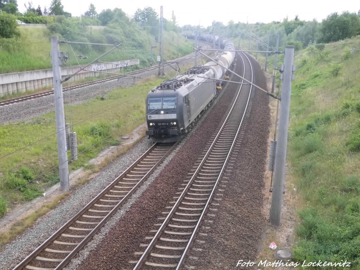 185 557 von MRCE mit einem Güterzug in Halle-Rosengarten am 14.6.15