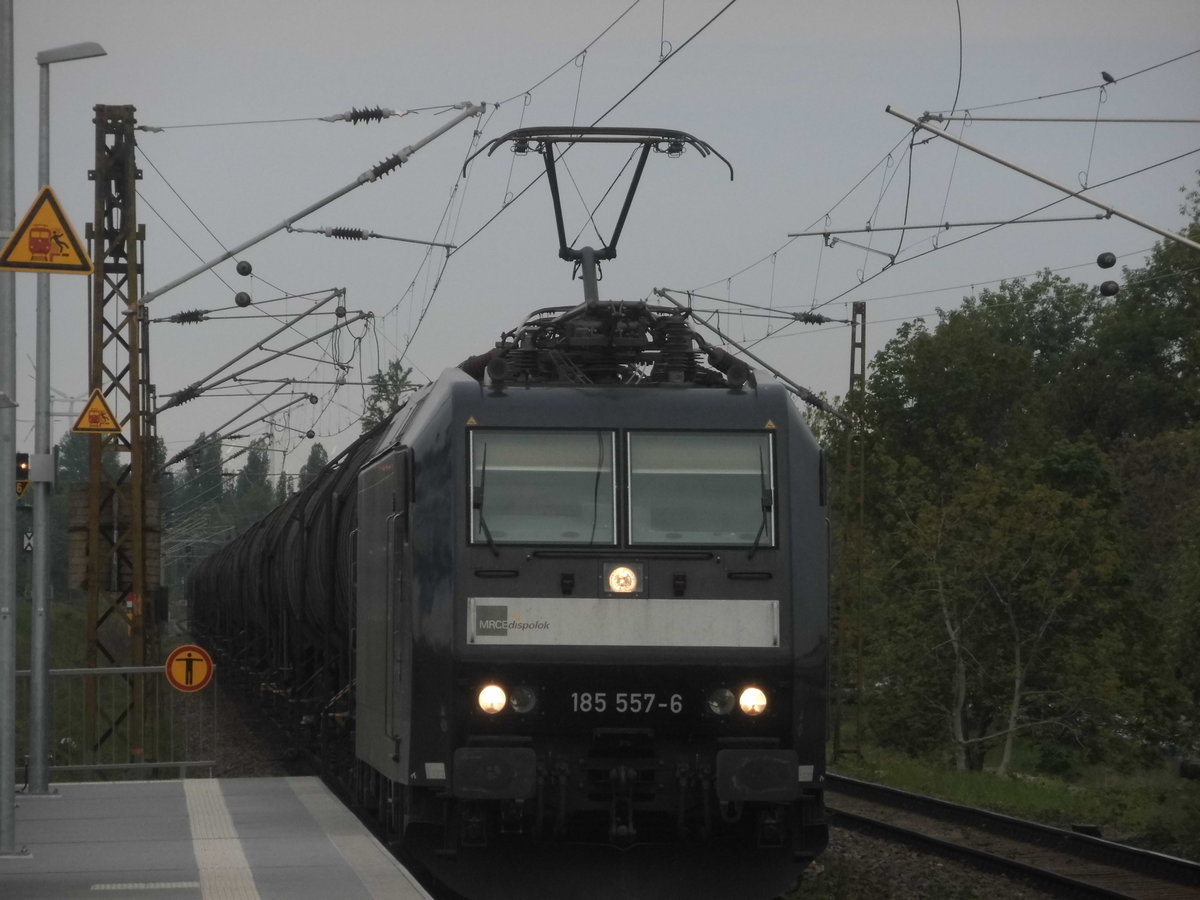 185 557 vom MRCE mit einen Kesselzug bei der durchfahrt in Halle-Rosengarten am 10.5.17