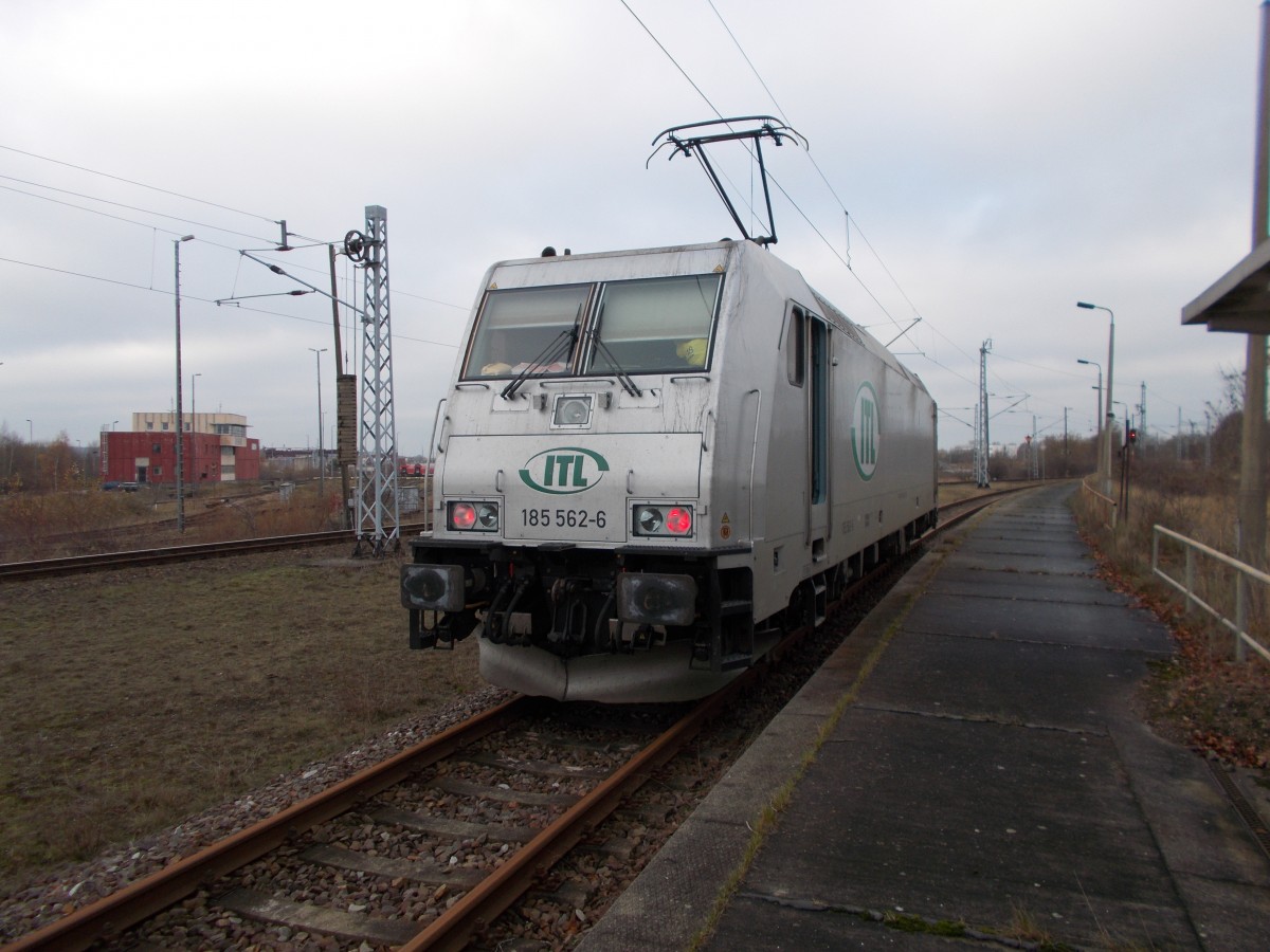 185 562-6 von der ITL,am 08.Dezember 2014,im schneefreien Mukran.