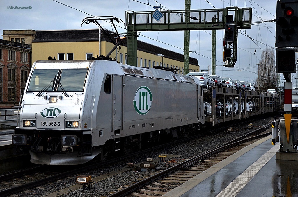 185 562-6 zog einen autozug durch bremen,30.12.14