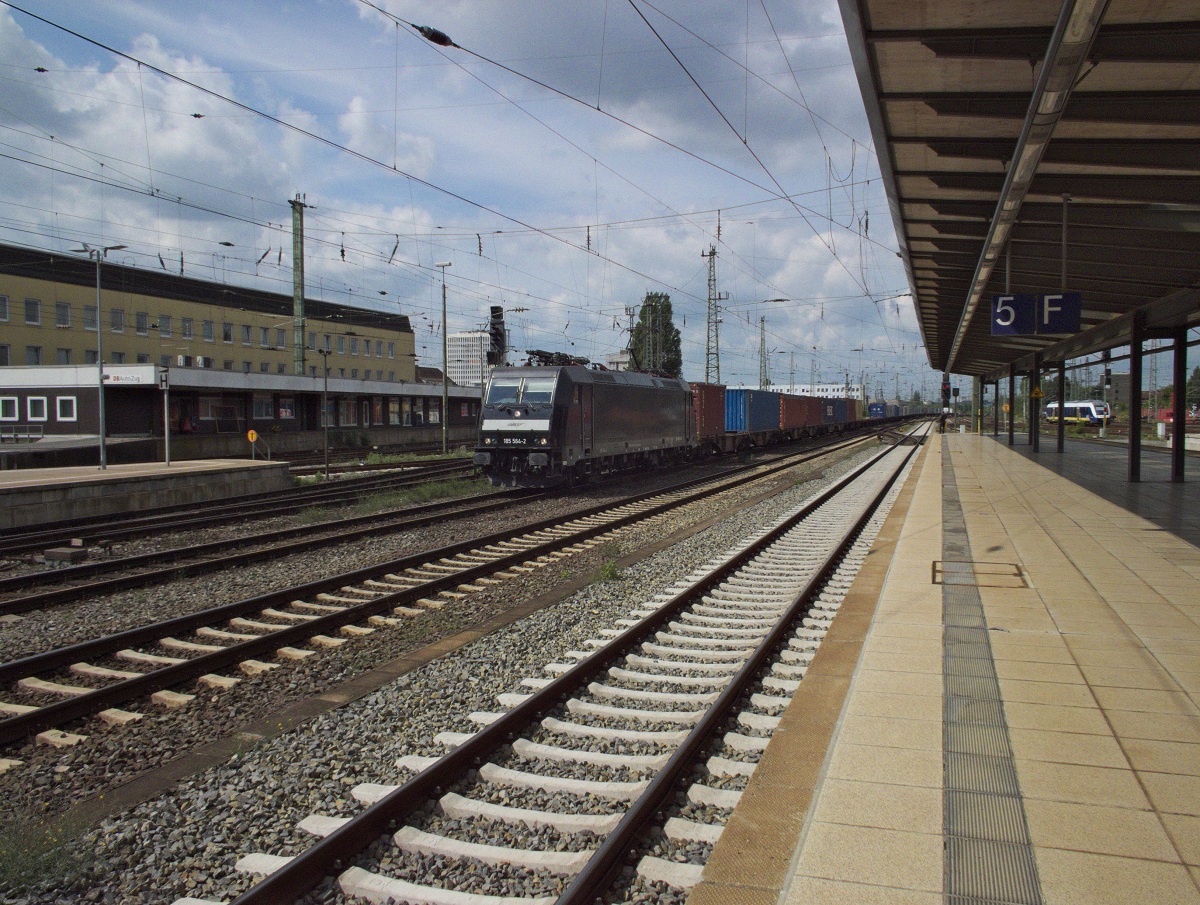 185 564 von MRCE fährt hier am 21.08.14 mit einem Containerzug durch Bremen.