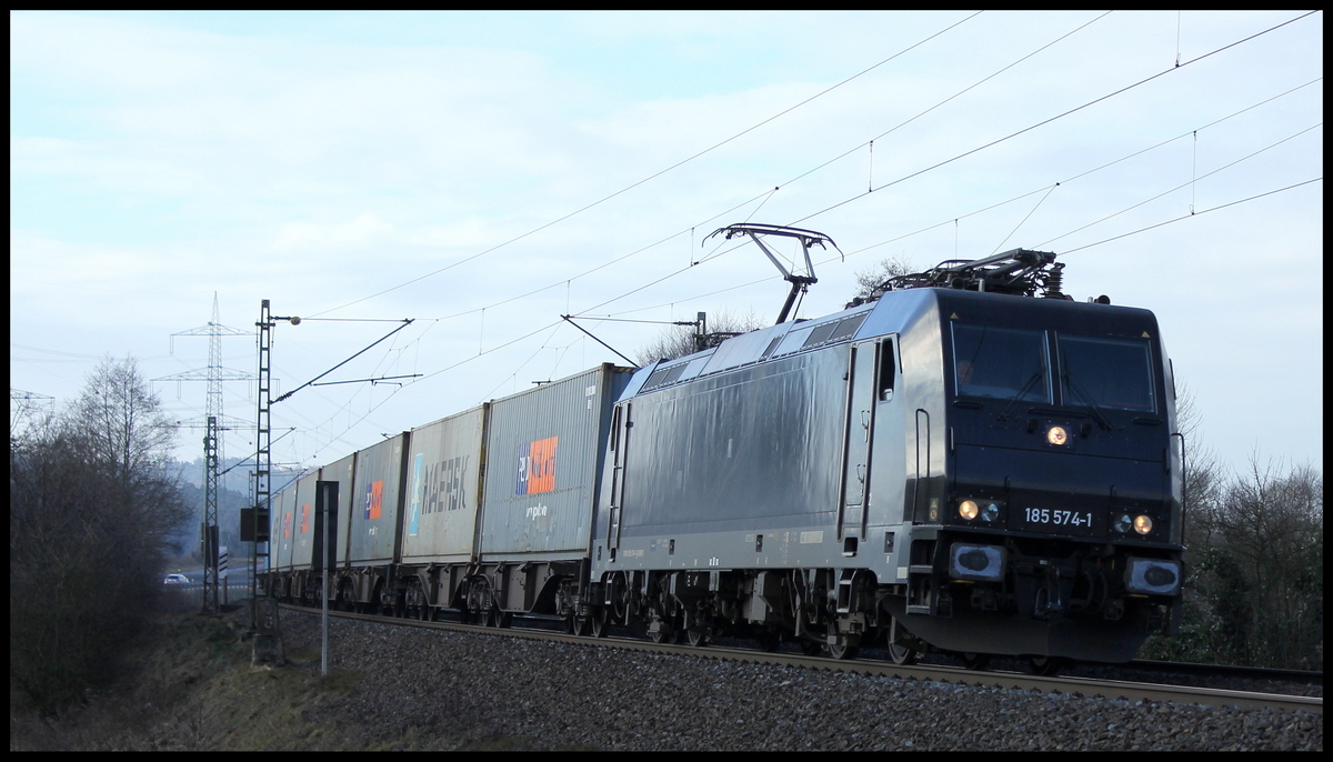 185 574 mit Containerzug am 26.02.15 bei Kerzell