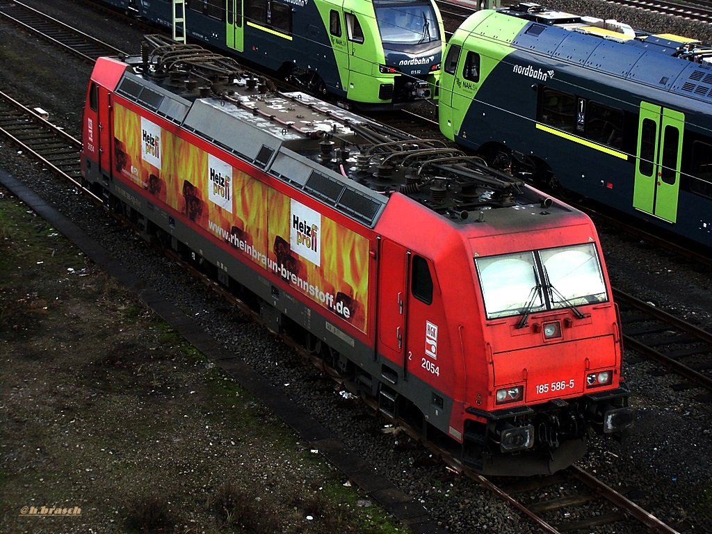 185 586-5 war abgestellt beim bf wilhelmsburg,dahinter die neuen triebwagen der NORDBAHN,07.12.14