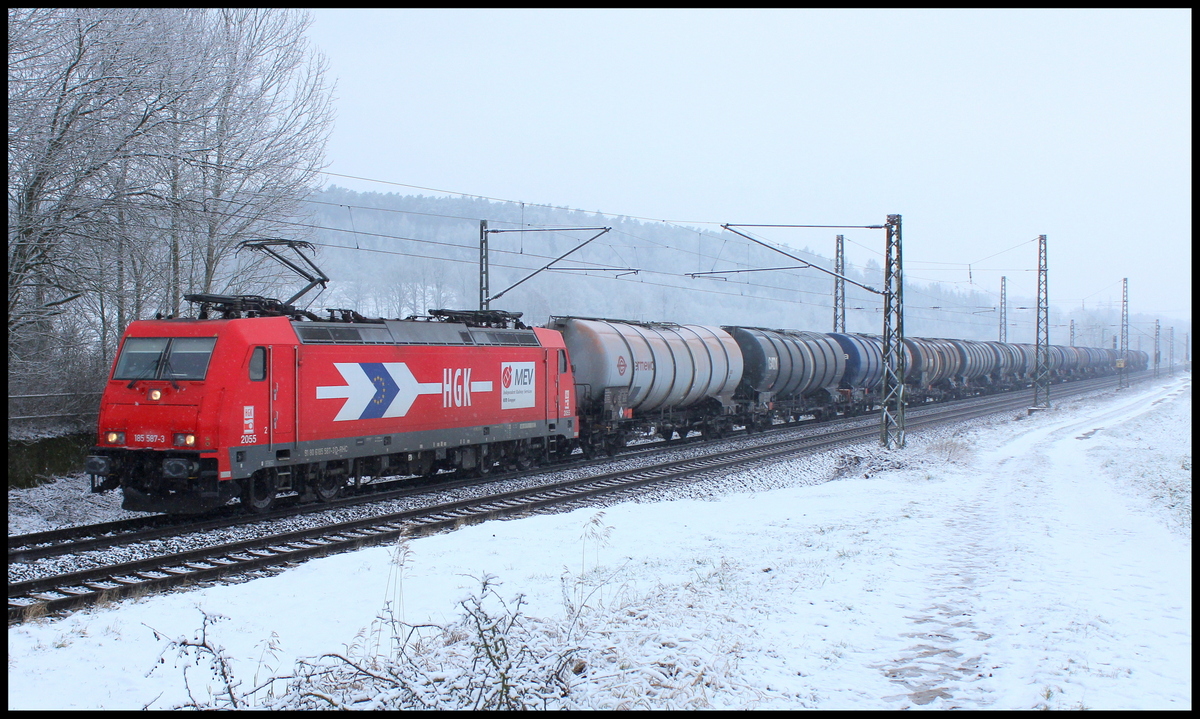 185 587 RHC mit Kesselwagenzug am 20.01.15 bei Fulda