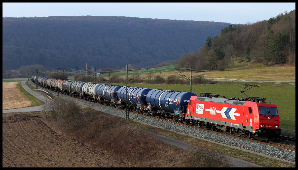 185 587 der RHC mit Kesselwagenzug am 08.03.15 bei Harrbach