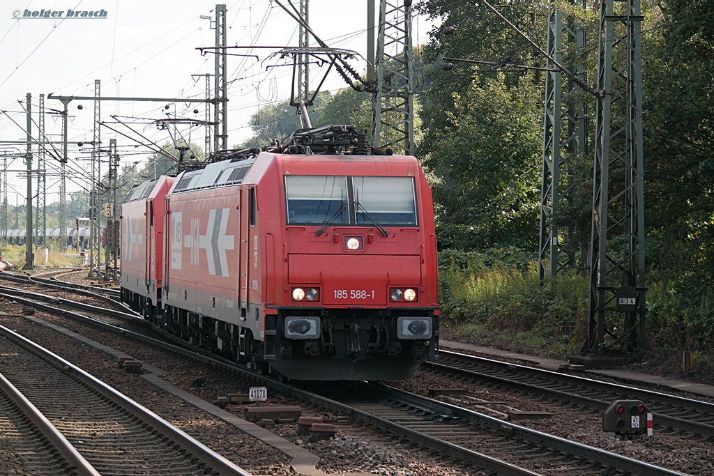 185 588-1 der HGK fuhr mit einer schwesterlok am 01.10.13 durch hh-harburg