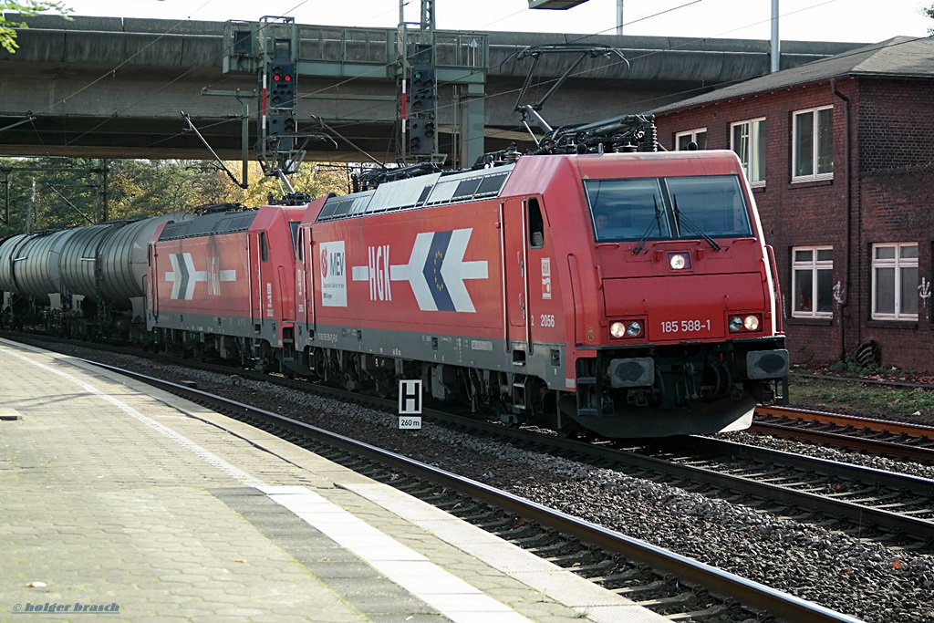 185 588-1 der HGK zog mit einer schwesterlok einen tankzug am 24.10.13 durch hh-harburg