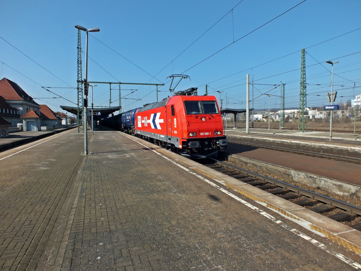 185 588 der HGK zeigte sich am 13.3.14 bei der Durchfahrt in Weimar im besten Licht.