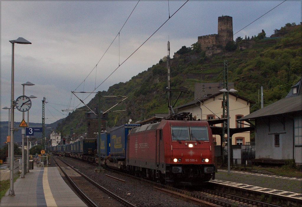 185 596 von Crossrail mit LKW Walter KLV in Richtung Sden am 12.09.13 in Kaub 