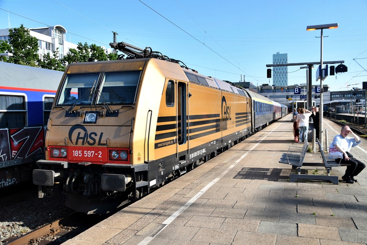 185 597-2 stand mit UEx 1395 nach verona porta,in hh-altona,07.06.19