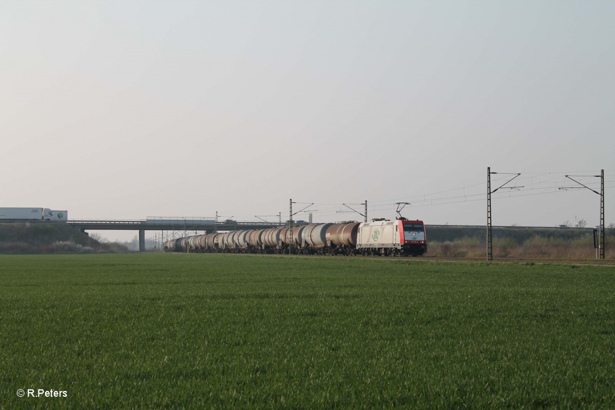 185 598-0 zieht einen Kesselzug bei Schkeuditz West. 29.03.14