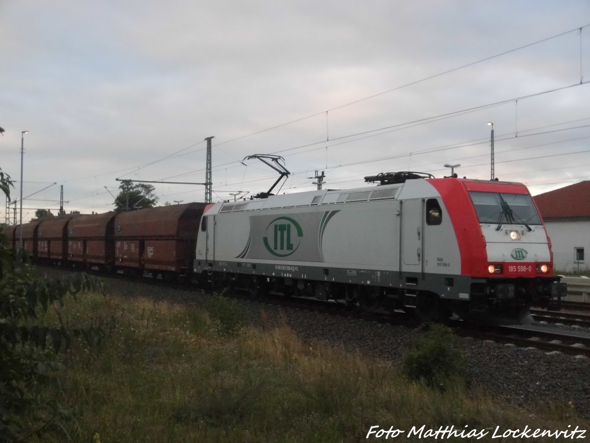 185 598 der ITL mit einem Güterzug beim verlassen des Bahnhofs Delitzsch unt Bf am 5.8.15