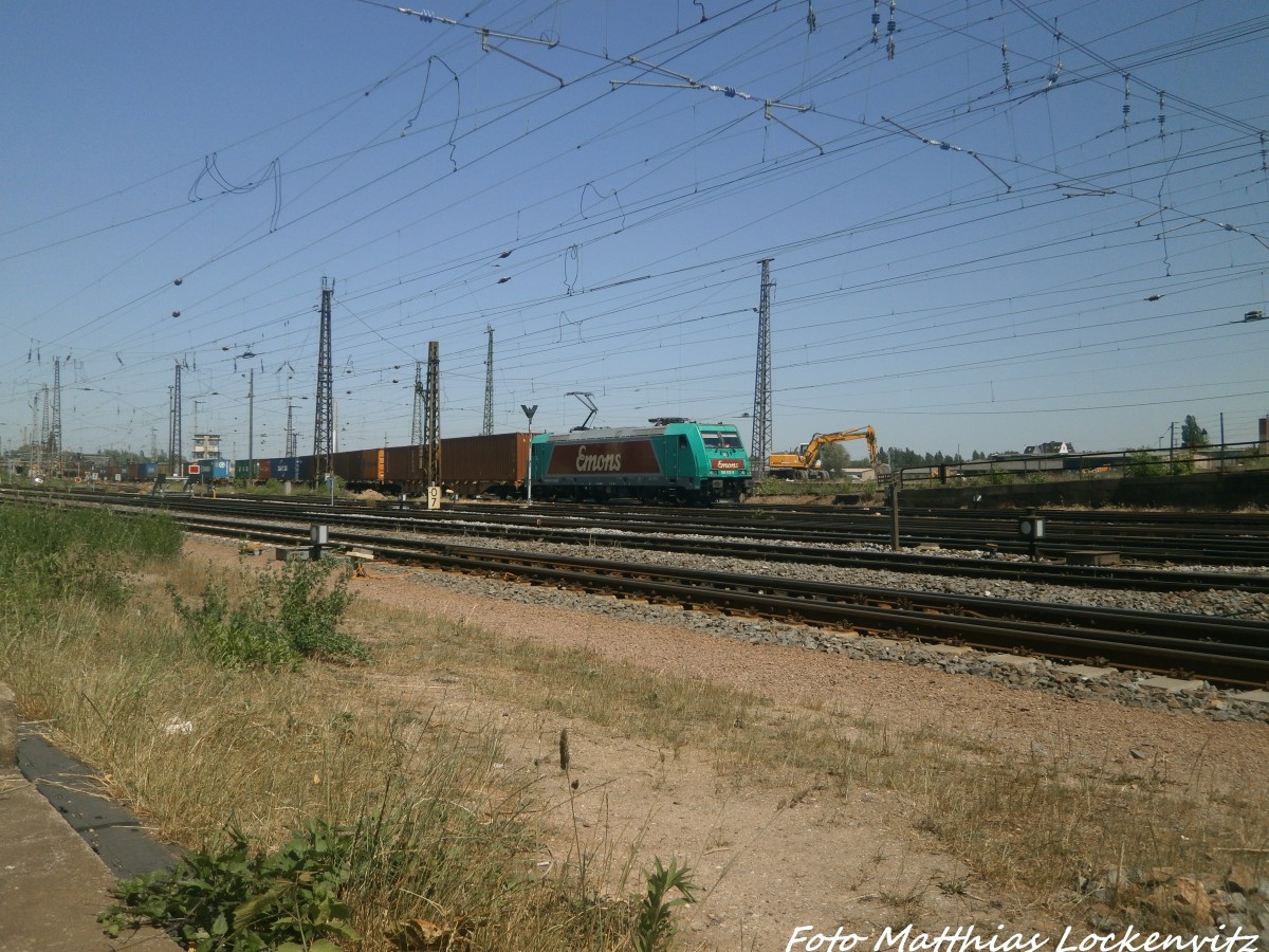 185 612 von Emons verlsst mit einem Containerzug beim verlassen des Hallenser Gterbahnhofs am 5.6.15