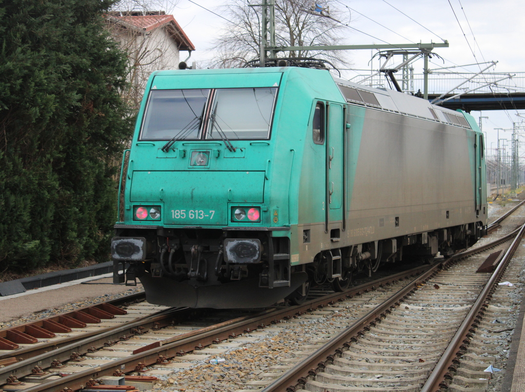 185 613-7 D-ATLU als Leerfahrt von Rostock-Bramow nach Rostock-Seehafen bei der Ausfahrt in Rostock-Bramow.02.02.2025