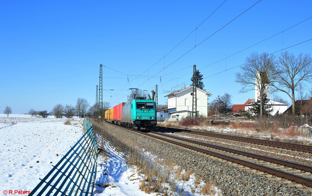 185 615-2 zieht bei Moosham einen Containerzug in Richtung Passau. 13.02.21