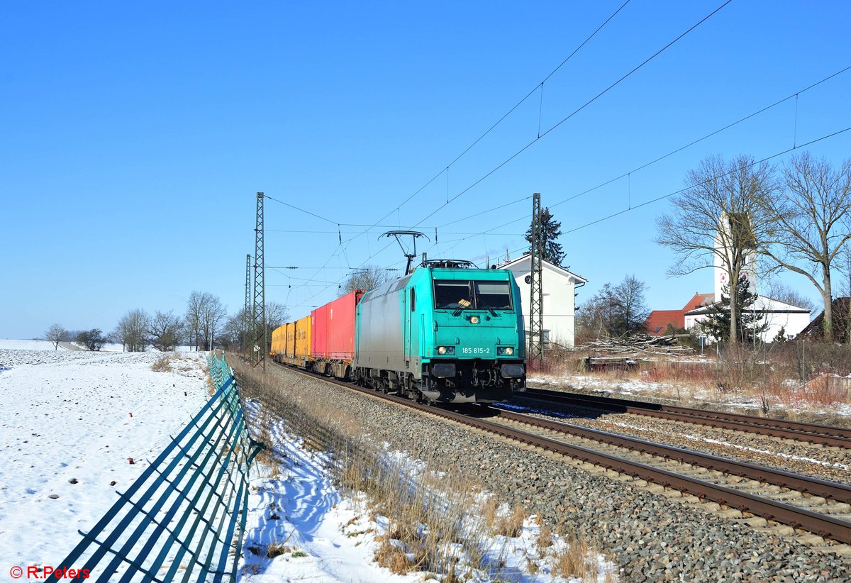 185 615-2 zieht bei Moosham einen Containerzug in Richtung Passau. 13.02.21