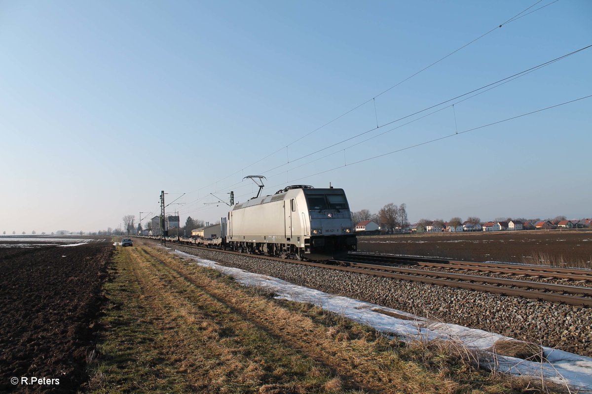 185 621-0 zieht einen leeren Sattelaufliegerzug bei Moosham. 11.02.17