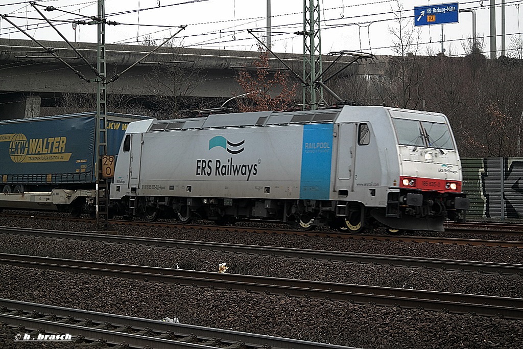 185 635-0 fuhr mit hoher geschwindigkeit mit einen intermodal durch hh-harburg am 28.02.14