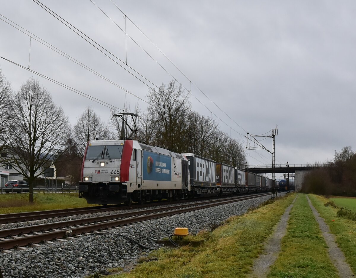185 665-7 mit einem Klv in Richtung Gemünden fahrend bei Thüngersheim. 29.11.2025