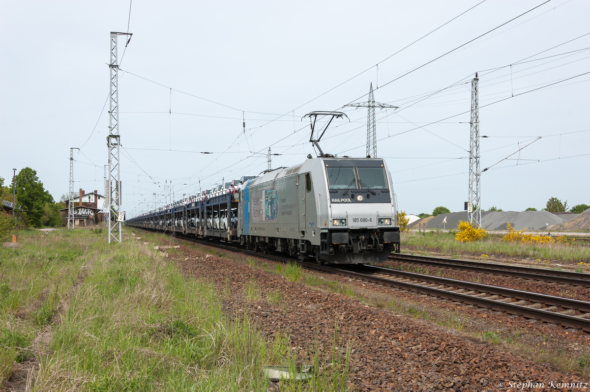 185 680-6 Railpool GmbH für RTB Cargo - Rurtalbahn Cargo GmbH mit einem Fiat Autotransportzug in Satzkorn und fuhr weiter in Richtung Golm. 11.05.2015