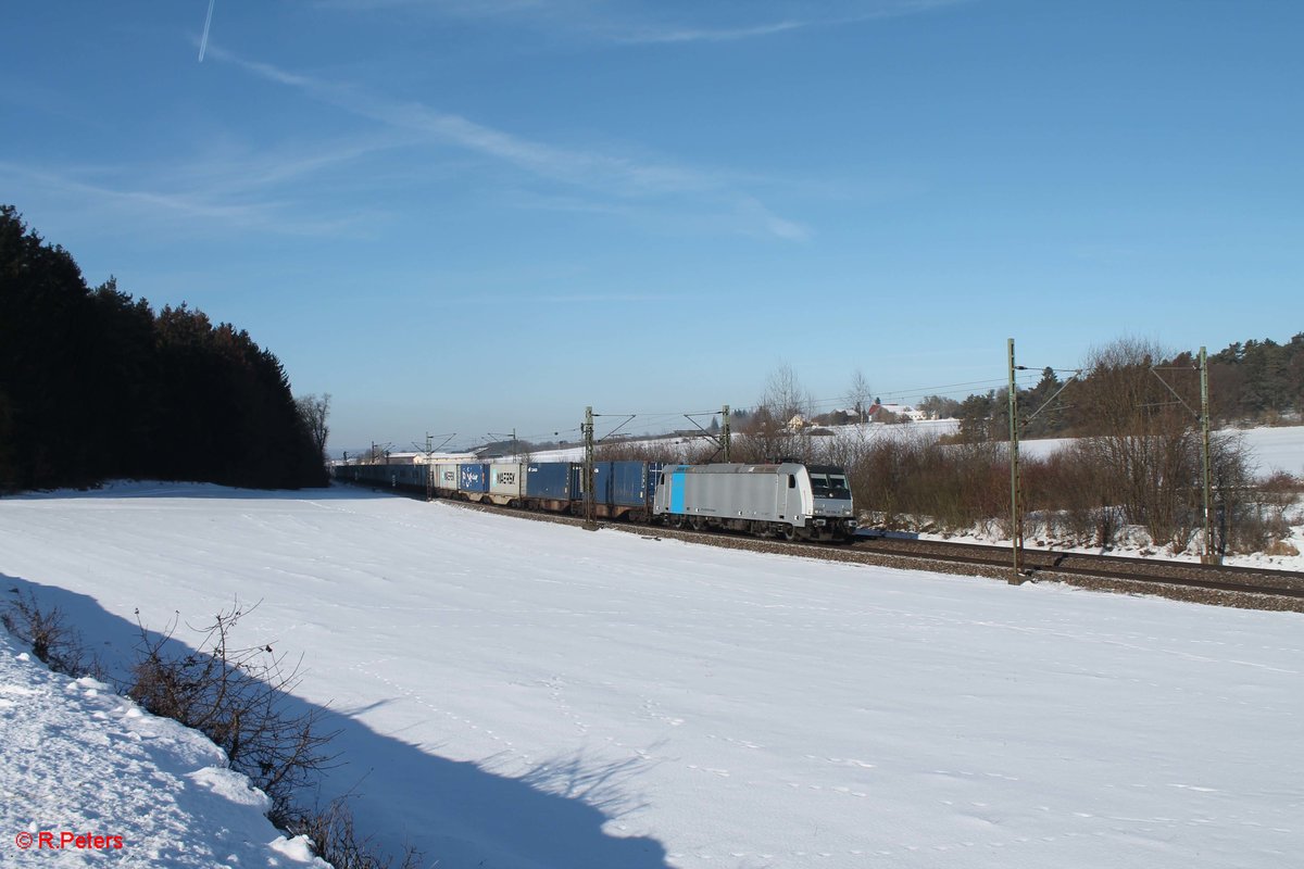 185 694-9 zieht einen Containerzug bei Sinsgrün. 19.01.17