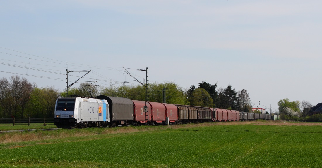 185 696 mit Nievenheimer in Richtung Norden am 29.03.2014 bei Neuss Norf