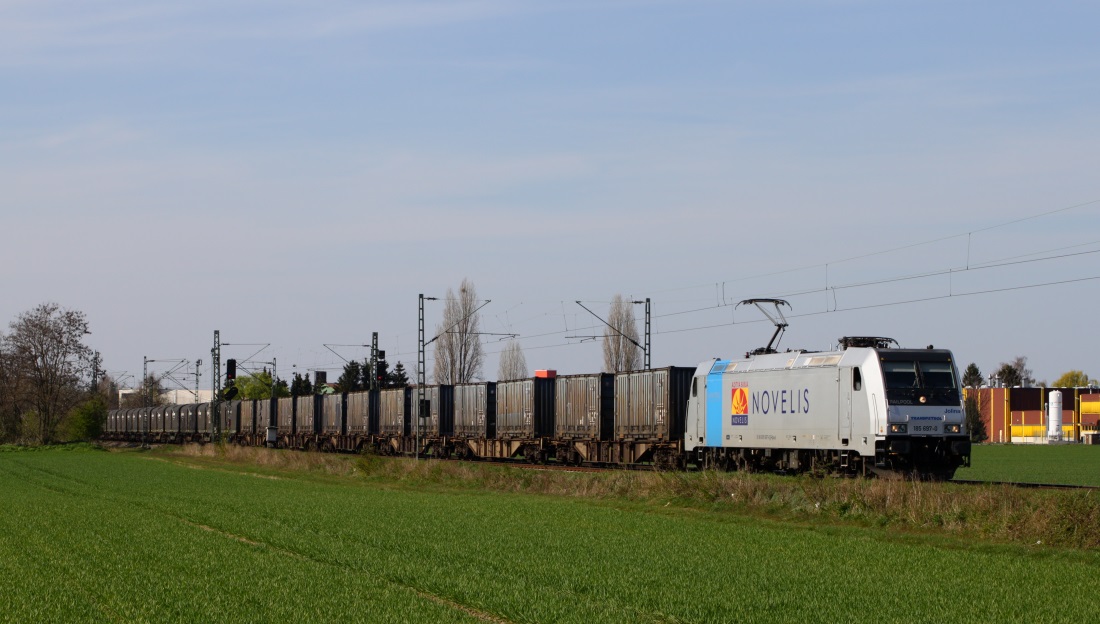 185 697 mit Nievenheimer in Richtung Süden am 29.03.2014 bei Neuss Norf