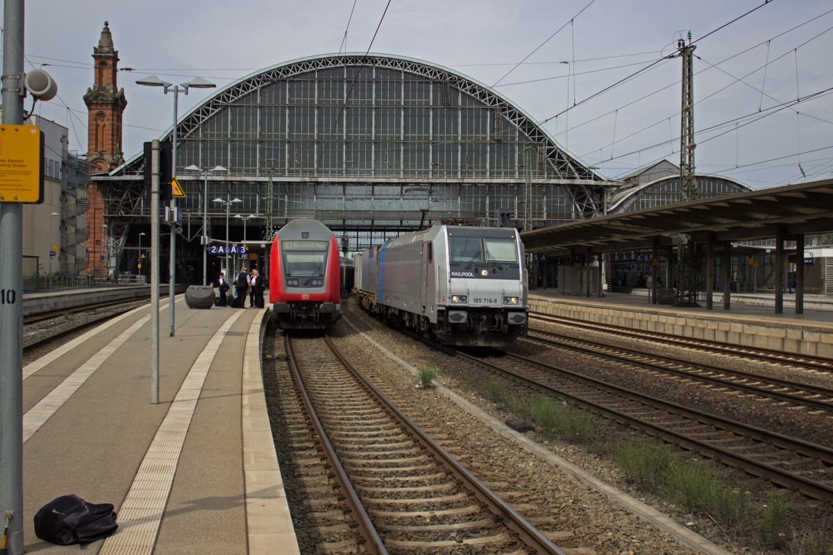 185 716, die in ihrem ersten Leben in Ungarn 481 001 hie und eine sehr ansprechende dunkelrote Lackierung spazieren fuhr, gehrt seit 2011 Railpool und ist derzeit fr boxXpress unterwegs, hier mit einem Containerzug in Bremen.