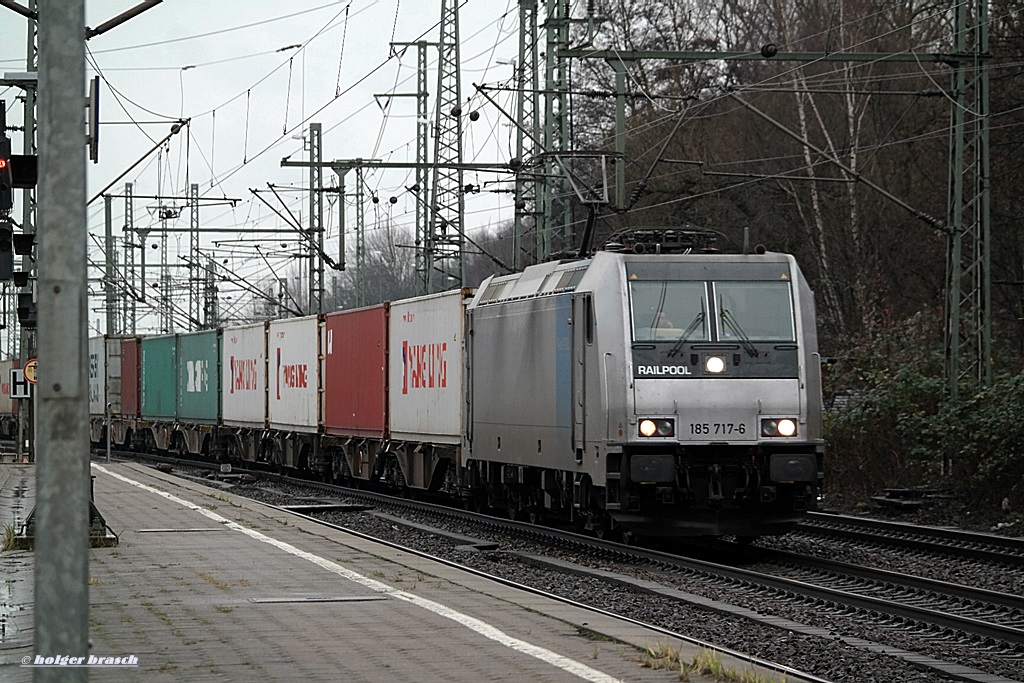 185 717-6 fuhr mit einen intermodal am 02.01.14 durch hh-harburg