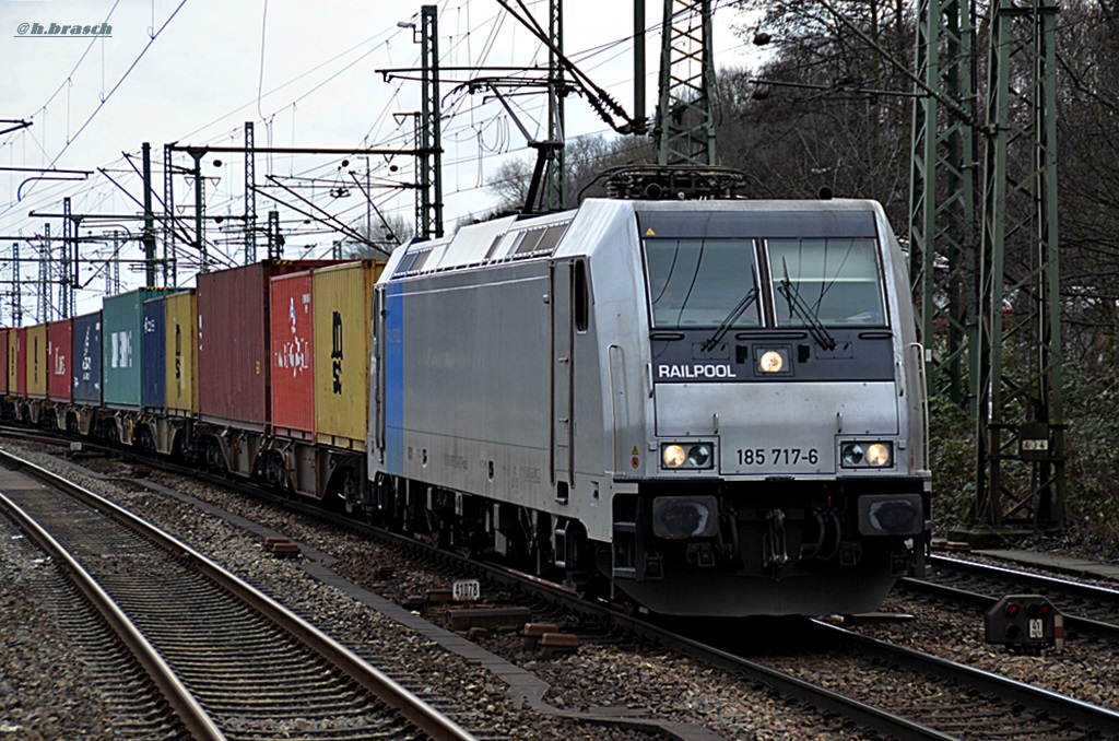 185 717-6 ist mit einen kastenzug durch hh-harburg gefahren,03.03.15