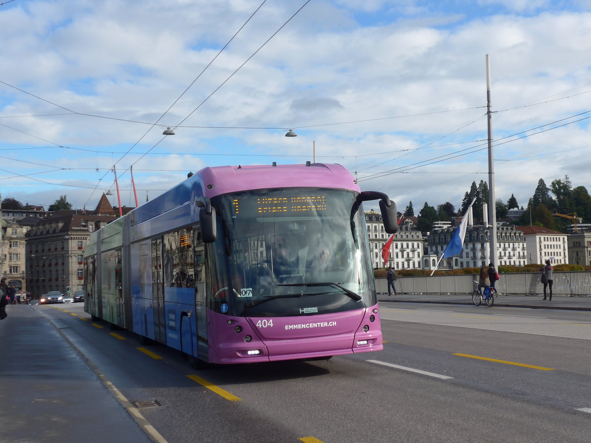 (185'142) - VBL Luzern - Nr. 404 - Hess/Hess Doppelgelenktrolleybus am 18. September 2017 in Luzern, Bahnhofbrcke