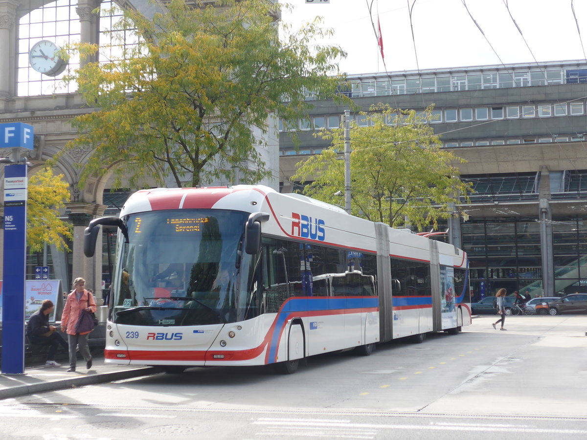 (185'176) - VBL Luzern - Nr. 239 - Hess/Hess Gelenktrolleybus am 18. September 2017 beim Bahnhof Luzern