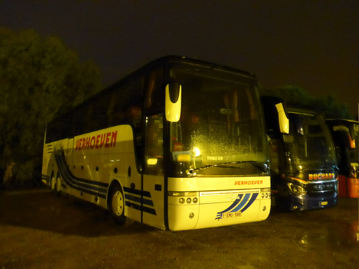 (185'215) - Aus Belgien: Verhoeven, Rijkevorsel - 1-EMU-588 - Van Hool am 25. September 2017 in Roses, Carparkplatz