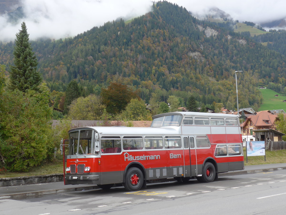 (185'779) - Huselmann, Bern - Nr. 26/BE 9475 - FBW/Vetter-R&J Anderthalbdecker (ex AFA Adelboden Nr. 9) am 8. Oktober 2017 beim Bahnhof Frutigen