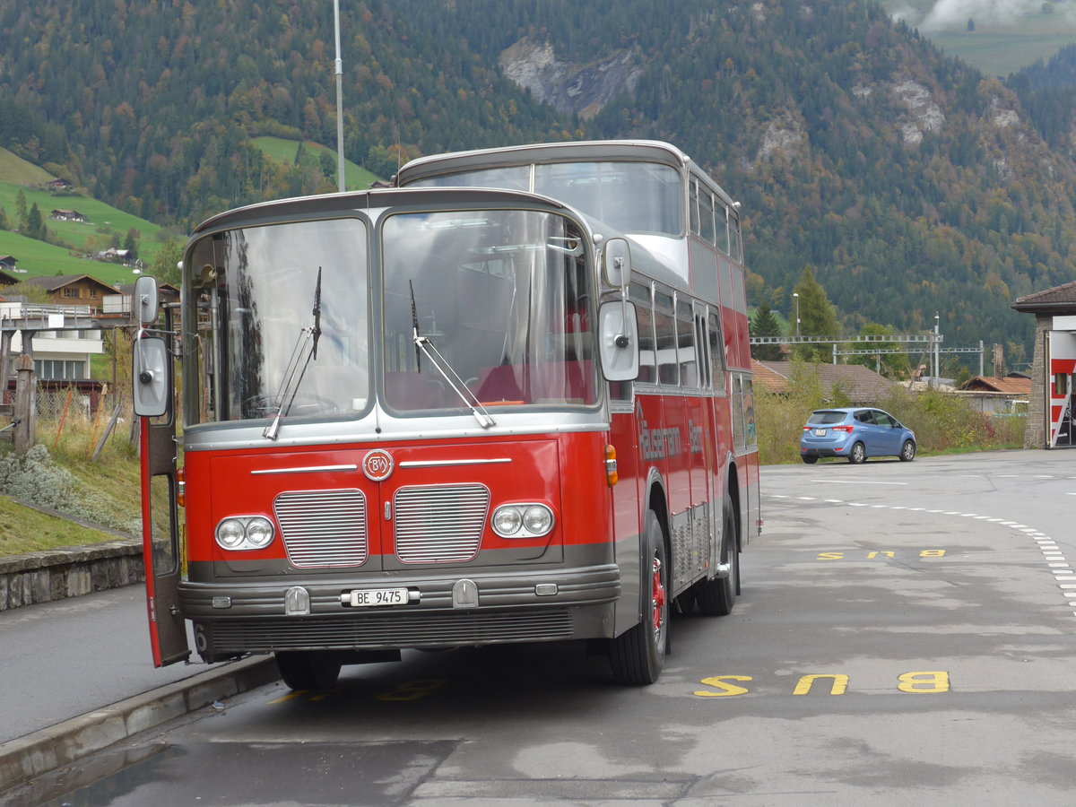 (185'782) - Huselmann, Bern - Nr. 26/BE 9475 - FBW/Vetter-R&J Anderthalbdecker (ex AFA Adelboden Nr. 9) am 8. Oktober 2017 beim Bahnhof Frutigen