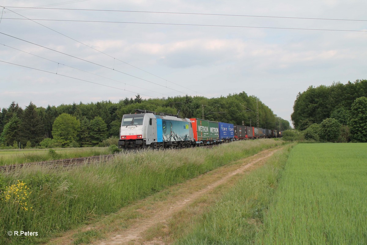 186 104 zieht bei der Stromkreistrennstelle einen Wechselpritschenzug. 22.05.15