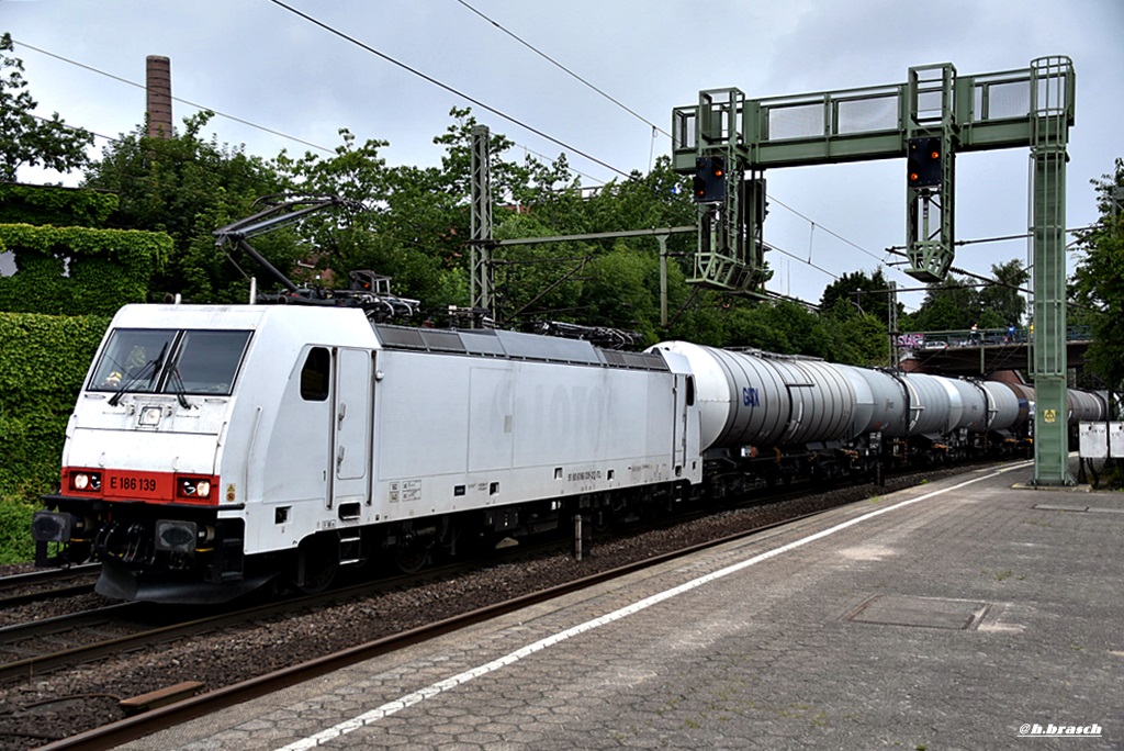 186 139 fuhr mit einen tanker durch hh-harburg,30.07.16