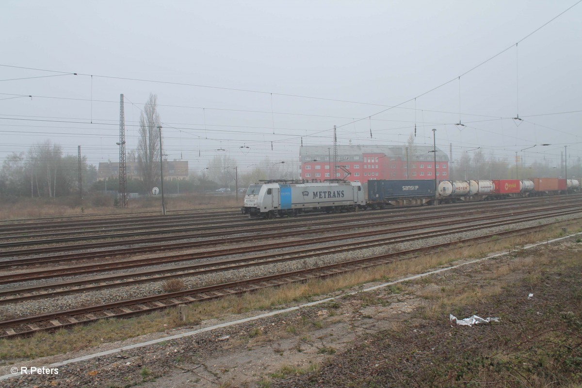 186 187-1 mit einem Containerzug in Leipzig Schönefeld. 29.03.14