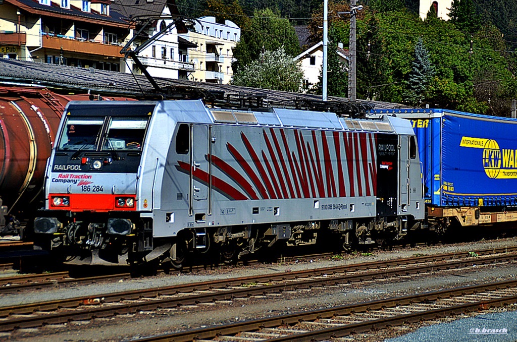 186 284 stand mit einen klv beim bf kufsten und wartete auf einer vorspannlok,am 16.09.15