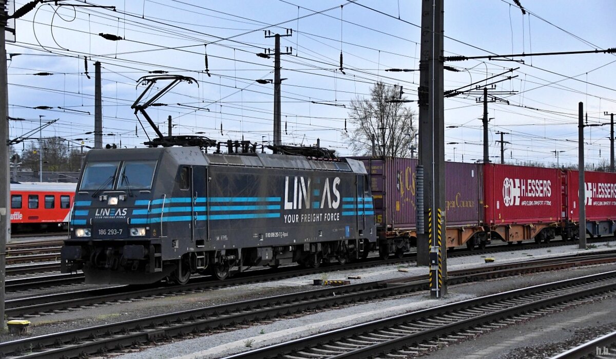 186 293-7 zog einen containerzug durch linz,09.04.22