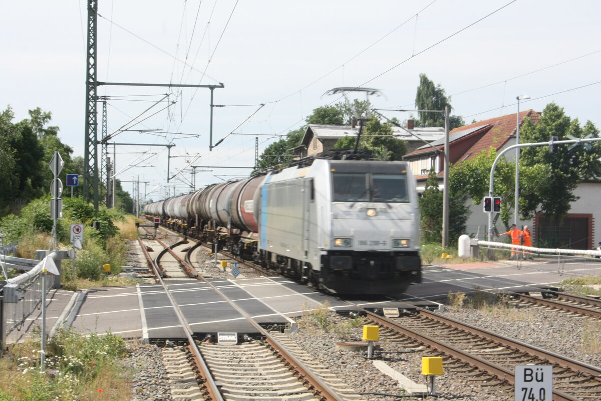 186 298 mit einem Kesselzug bei der Durchfahrt im Bahnhof Niemberg am 5.7.21