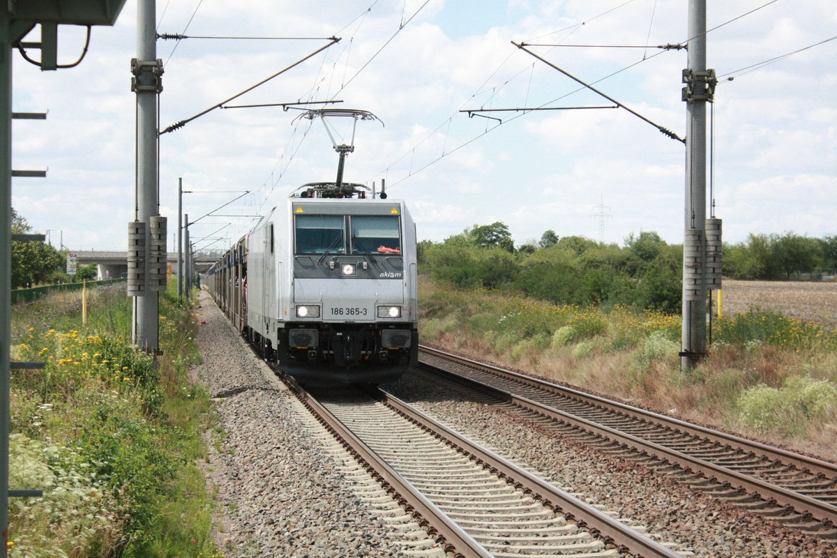 186 365 von akiem mit einem Autotransportzug bei der durchfahrt in Zberitz am 22.7.20