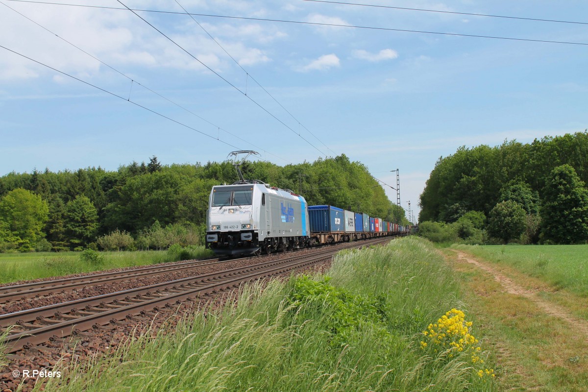 186 422-2 mit einem Containerzug bei der Netztrennstelle bei Bischofsheim. 15.05.15