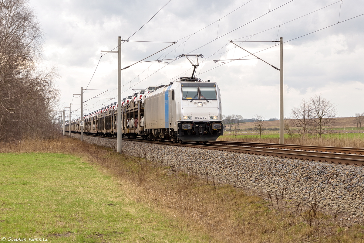 186 429-7 Railpool GmbH wohl für die HSL Logistik GmbH im Einsatz mit einem Lexus/Toyota Autotransportzug in Nennhausen und fuhr weiter in Richtung Wustermark. 21.03.2017