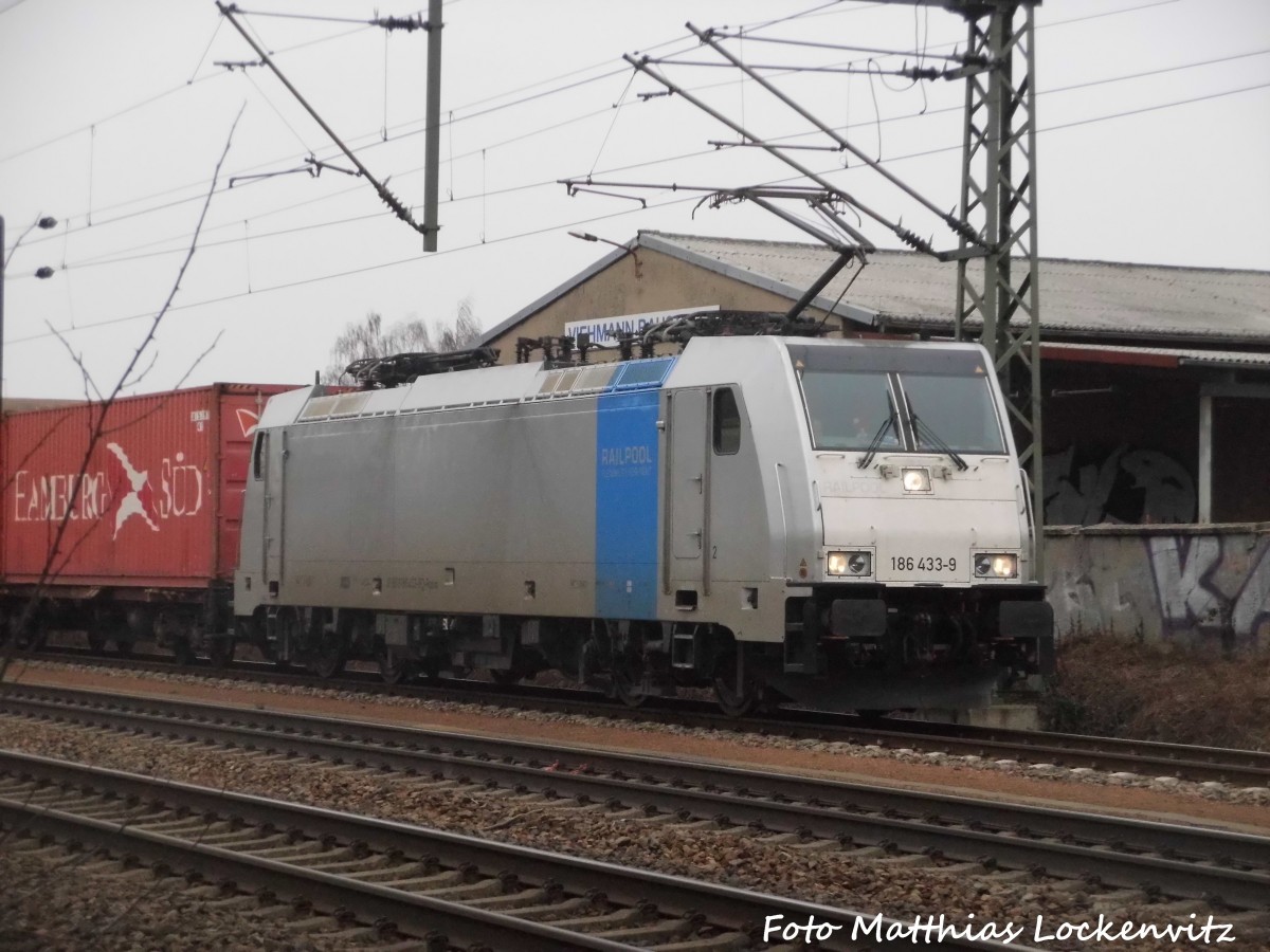 186 433 von Railpool mit einem Gterzug in Delitzsch am 4.2.16