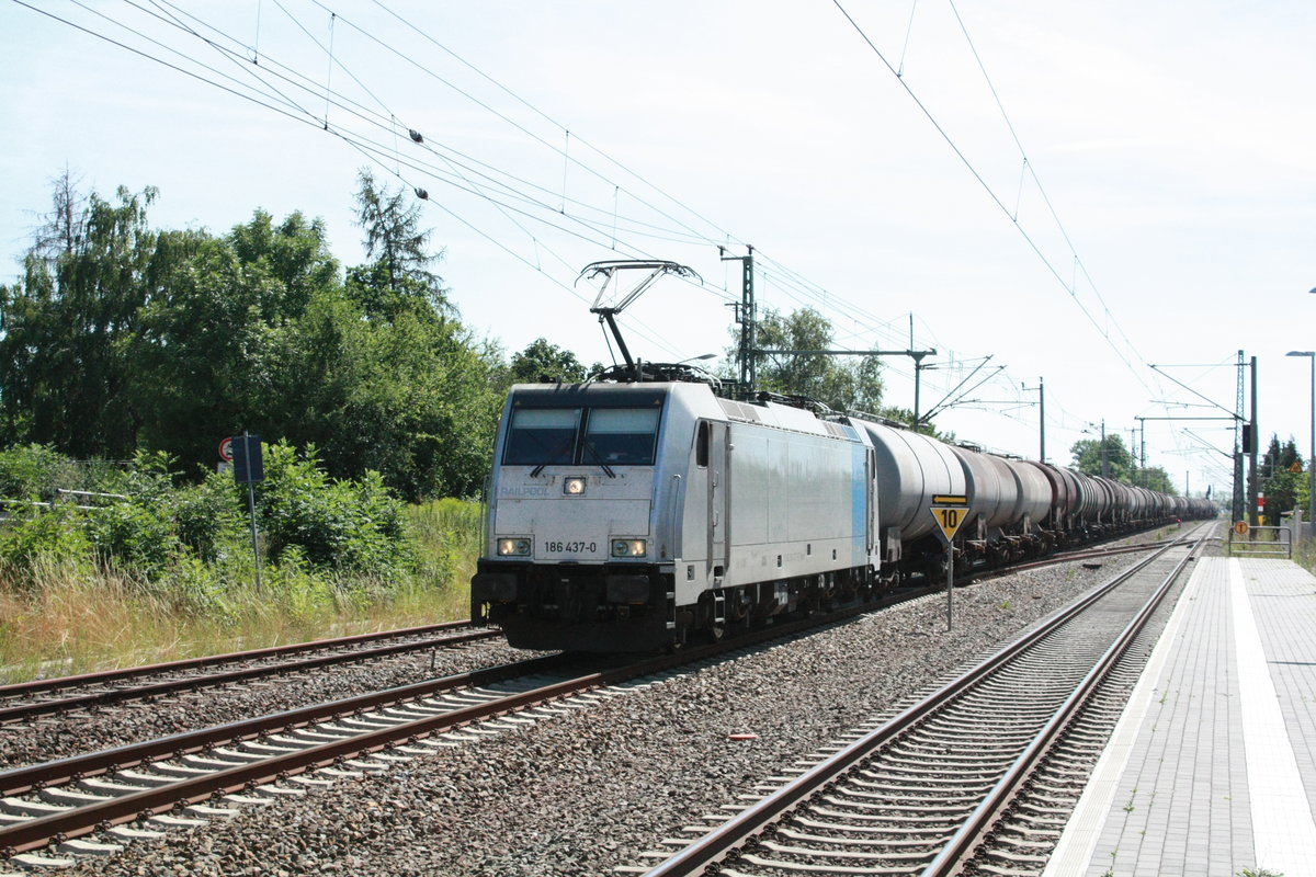 186 437 mit einen Kesselzug bei der Durchfahrt in Niemberg am 30.7.20